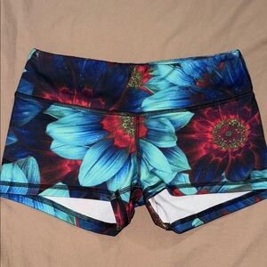 Fleo Shorts Vibrant Floral Design